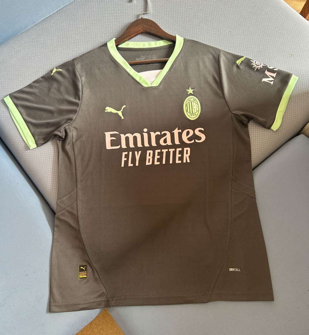 Terza maglia grigia e verde AC Milan 24/25