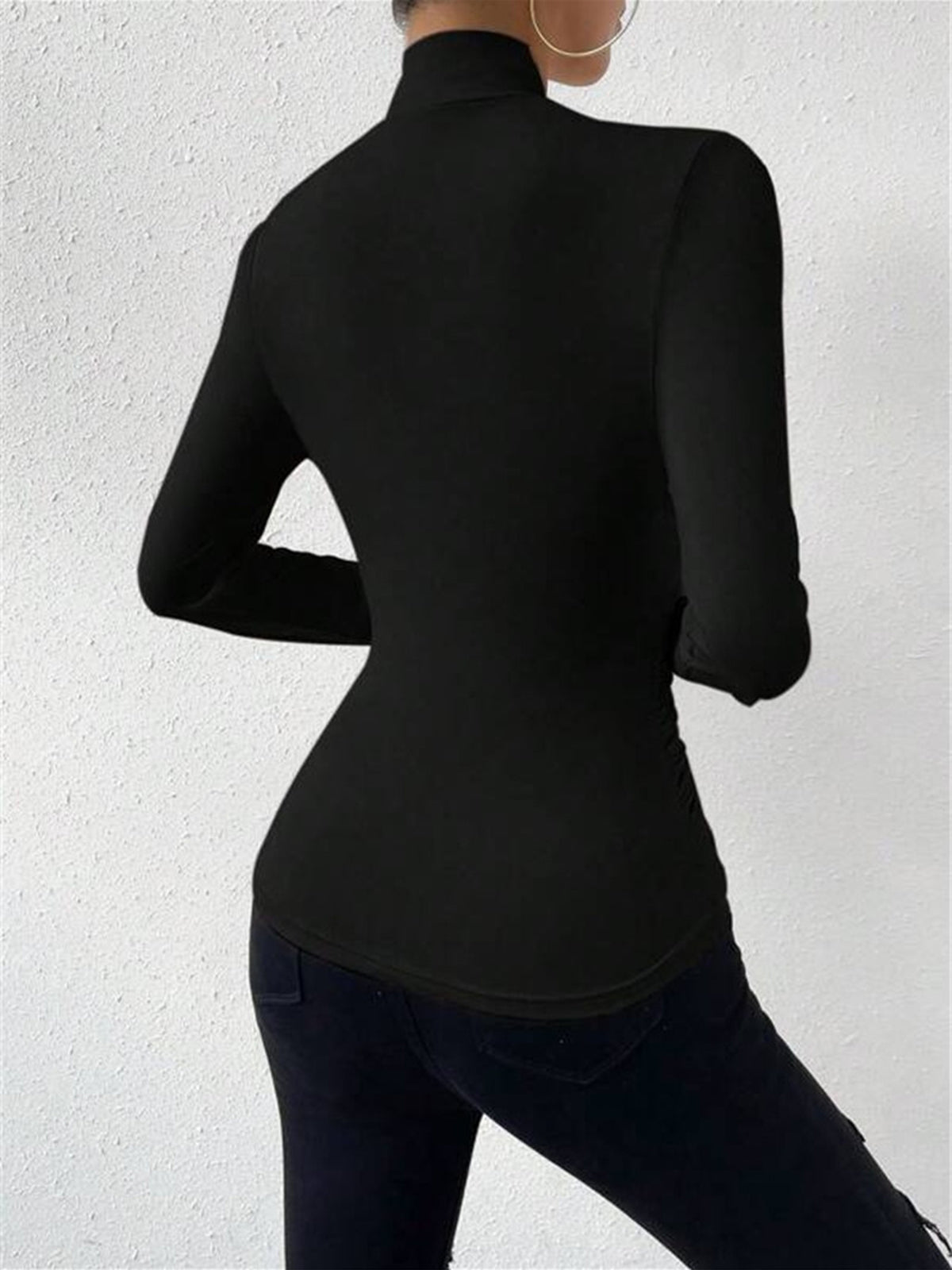 Blusa da donna — Vestibilità aderente, maniche lunghe, design incrociato sul davanti