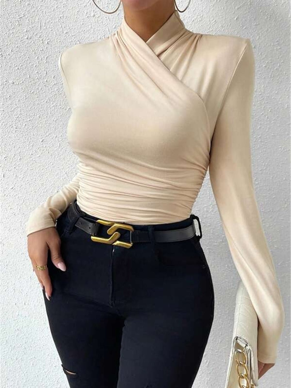Blusa para mujer — Corte ajustado, manga larga y diseño cruzado en el frente