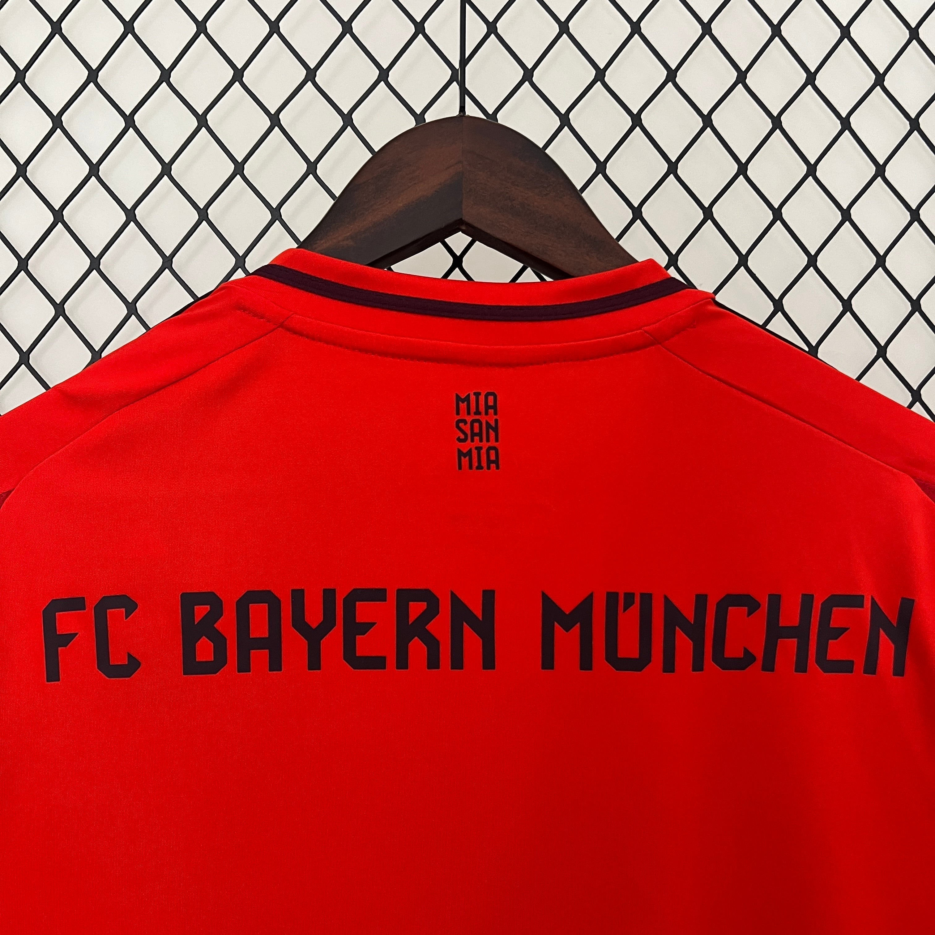 Divisa casalinga Bayern Monaco 2024/2025