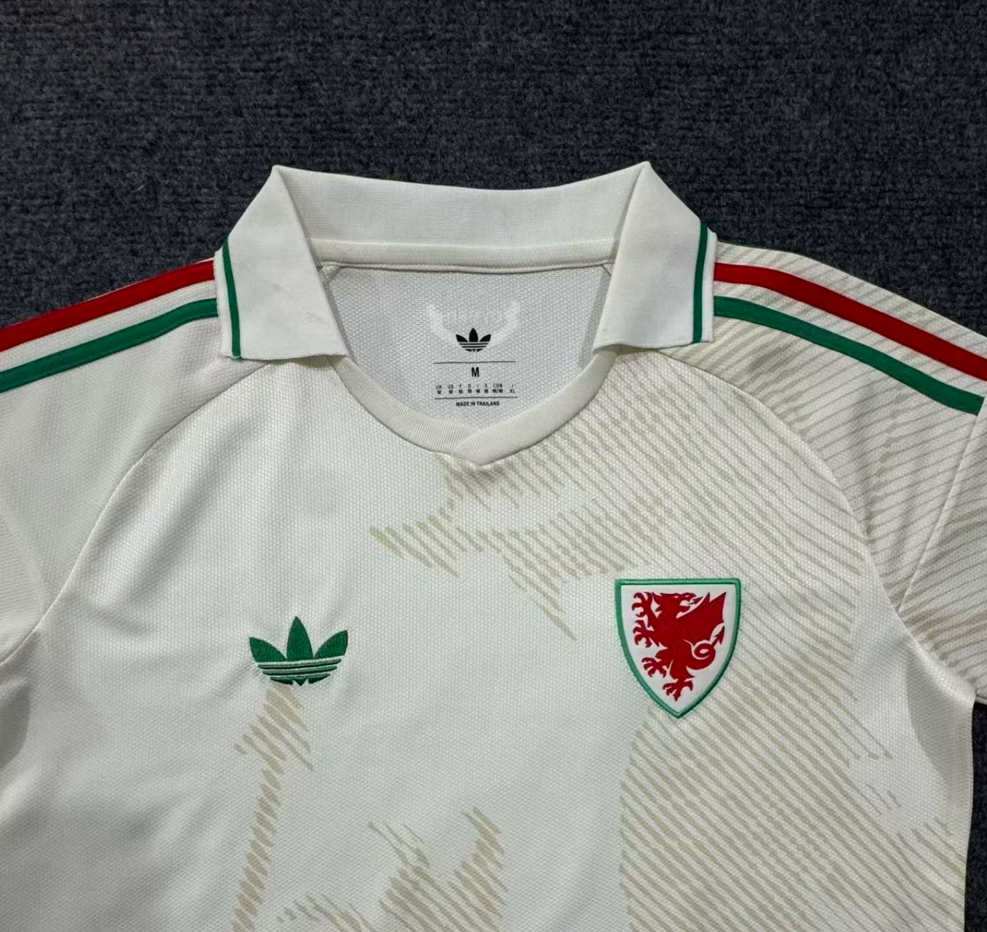 Wales 2026 WM Auswärtstrikot
