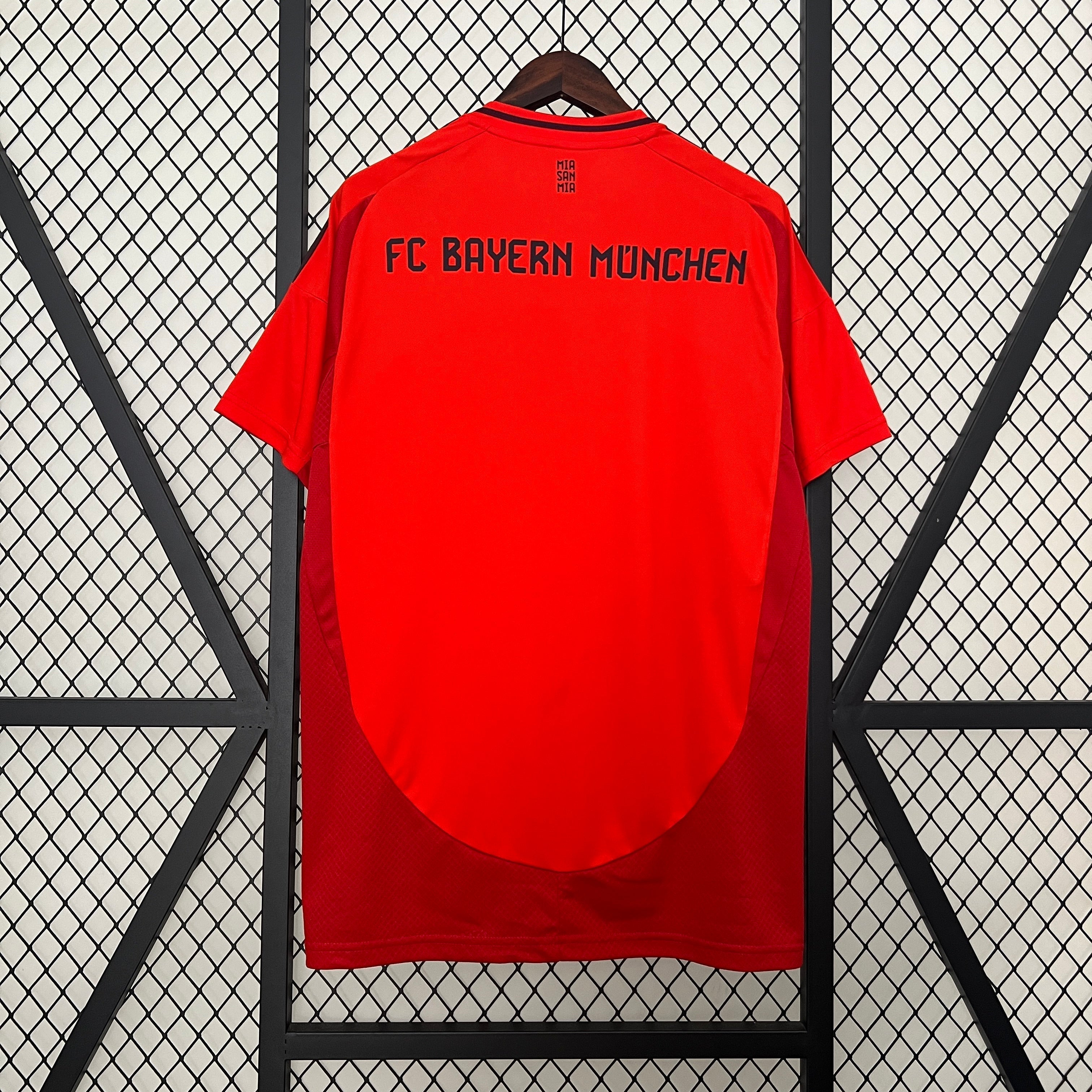 Divisa casalinga Bayern Monaco 2024/2025