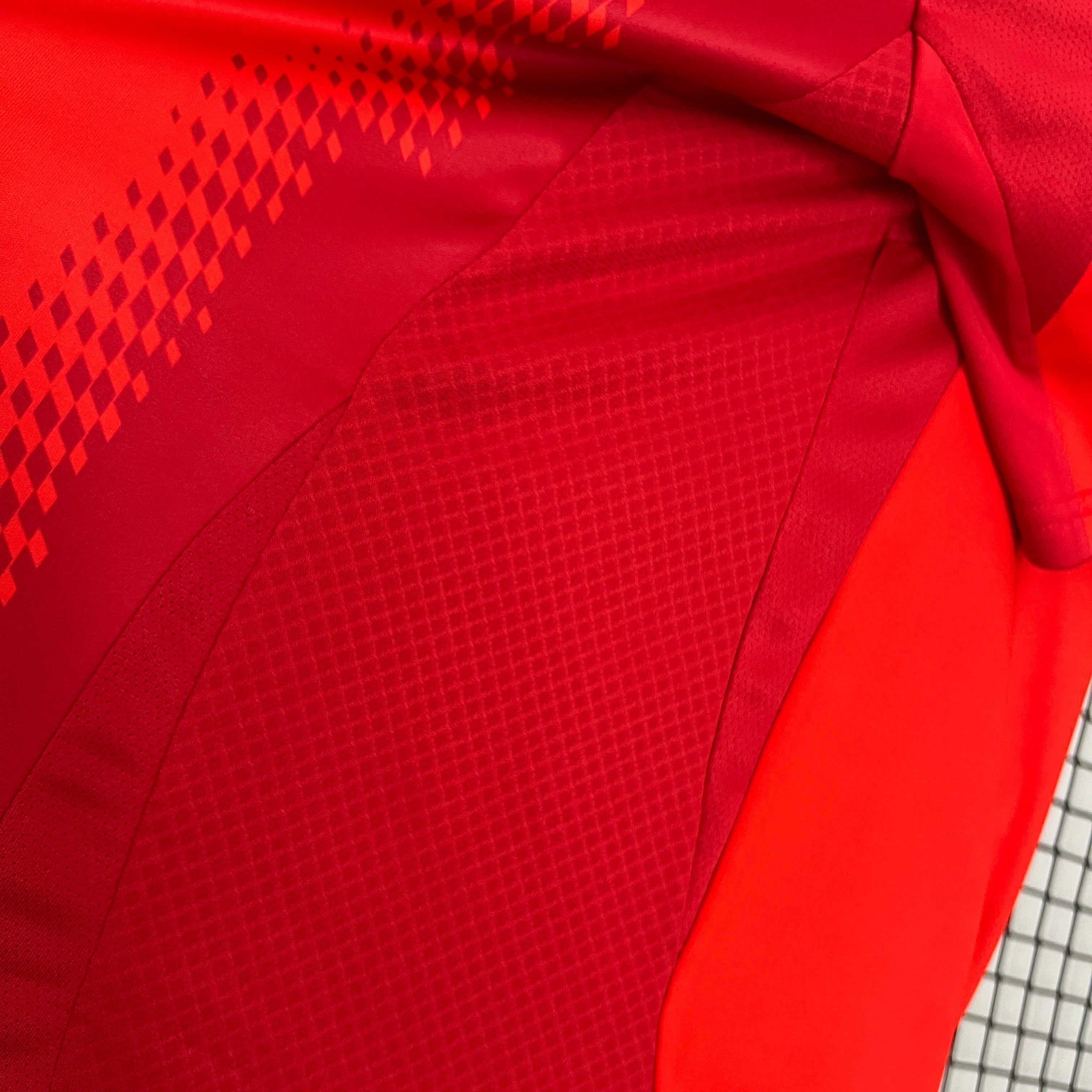Divisa casalinga Bayern Monaco 2024/2025