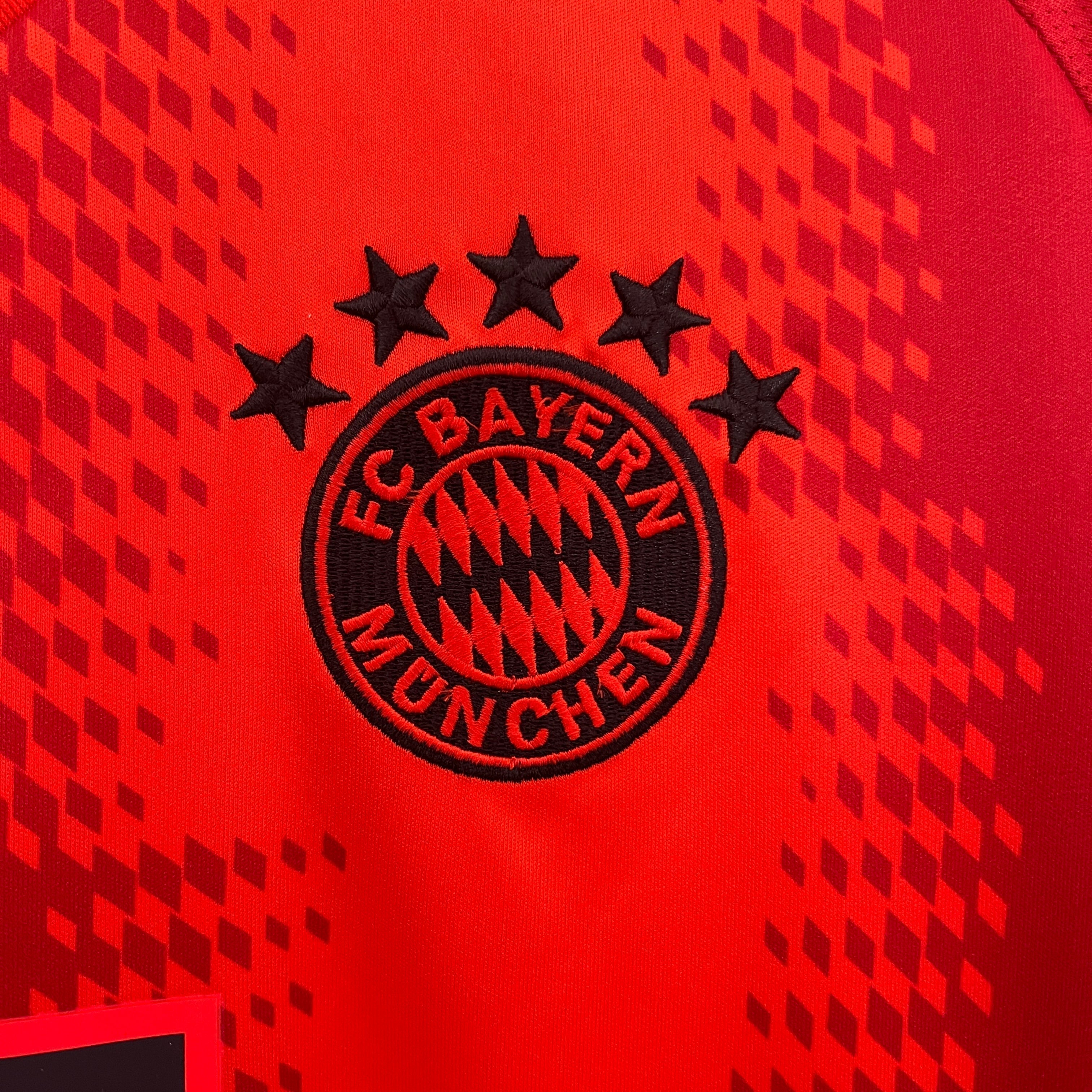 Divisa casalinga Bayern Monaco 2024/2025