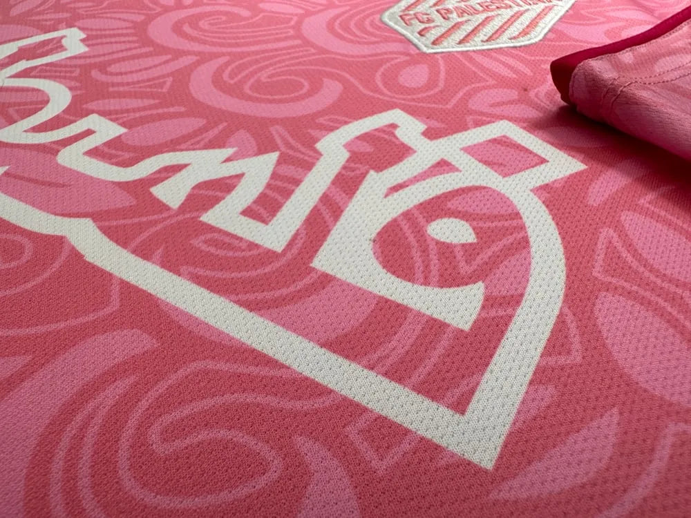 Maglia FC Palestina X Farrah Azam Collaborazione kit rosa Palestina