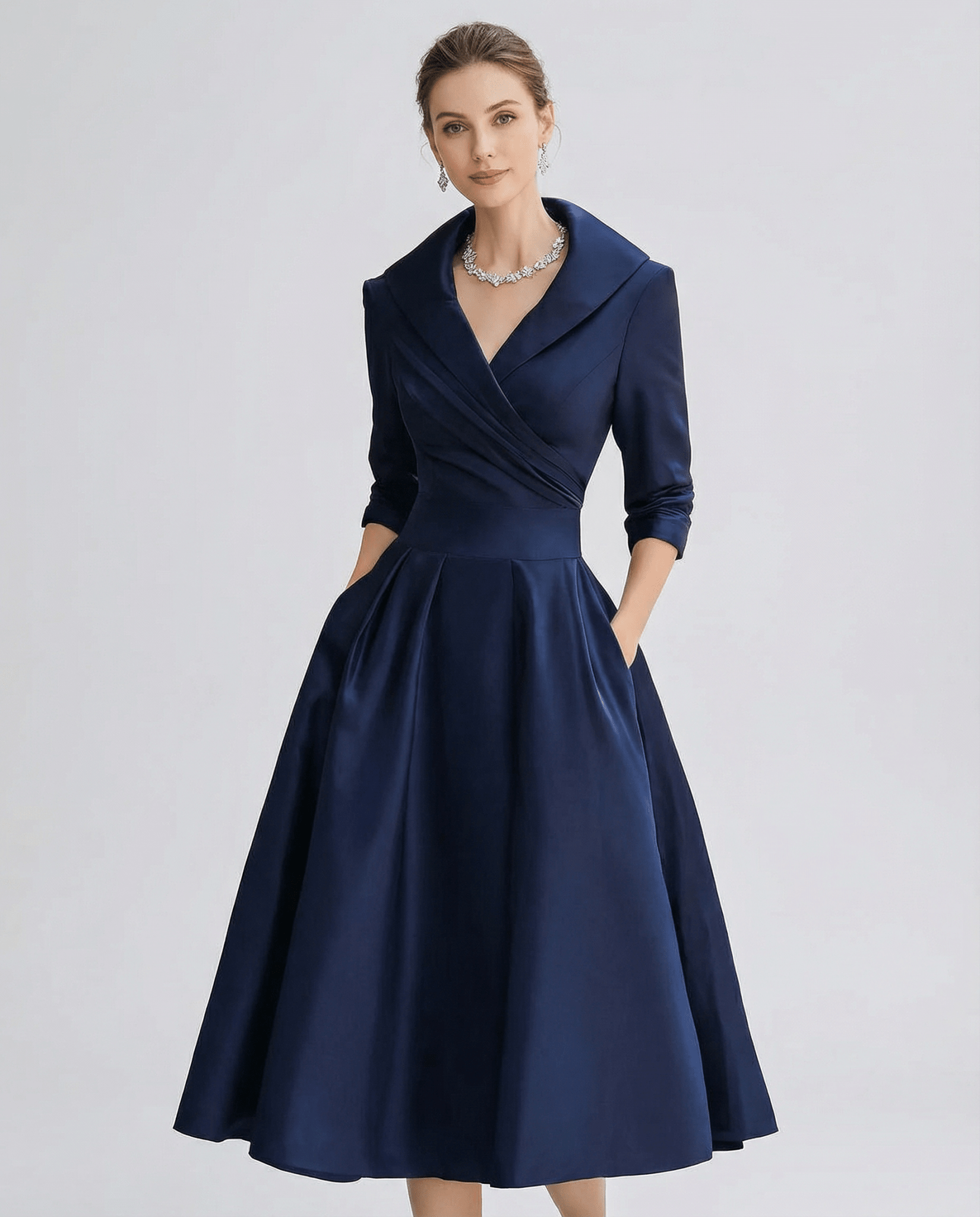 Robe femme en A — Encolure à revers, taille plissée croisée