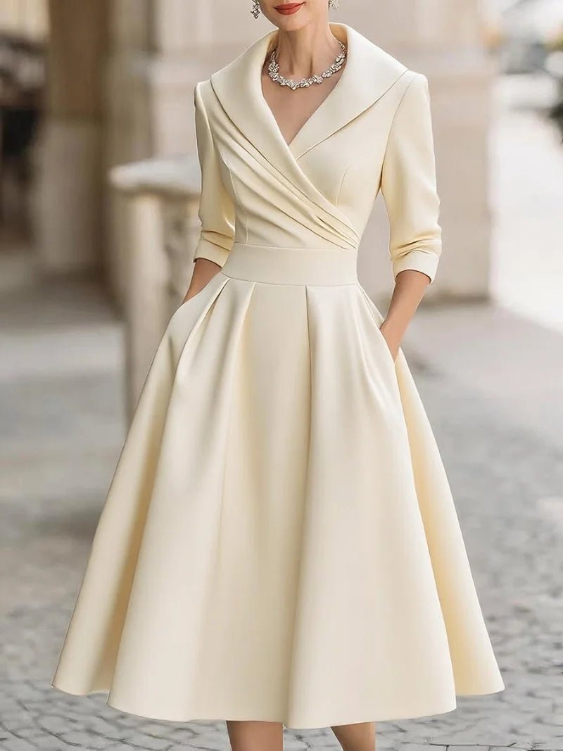 Robe femme en A — Encolure à revers, taille plissée croisée