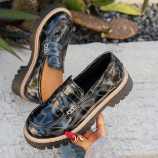 Mocassins femme — Sans lacets, semelle épaisse, semelle extérieure crantée