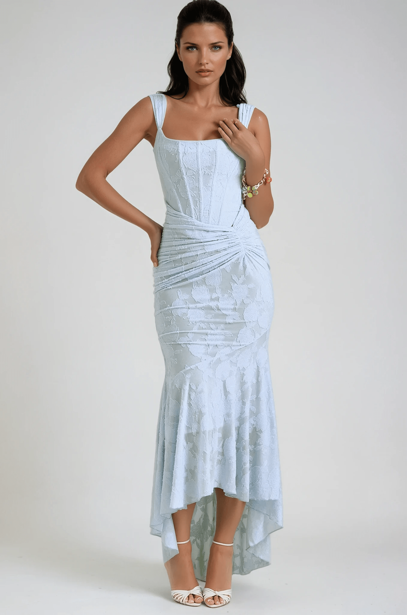 Maxikleid für Damen — Eng anliegendes Oberteil, geraffte Taille, High-Low-Saum